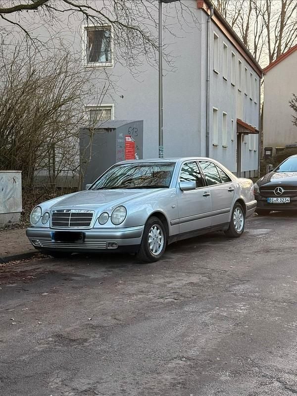 Silber Gebraucht 1997 Mercedes E200 Elegance Limousine | 3.800 € (Guter Preis) - Bild 1/4