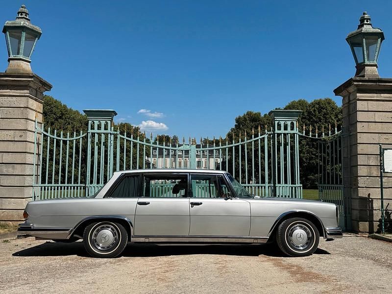Silber Gebraucht 1974 Mercedes 600 Limousine | 145.000 € - Bild 1/4