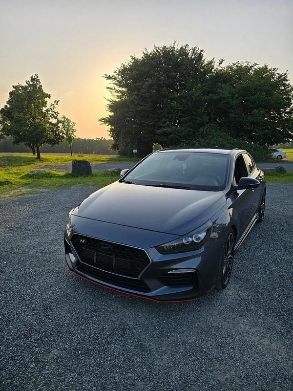 Grau Gebraucht 2020 Hyundai i30 Coupé | 24.900 € (Fairer Preis) - Bild 1/4