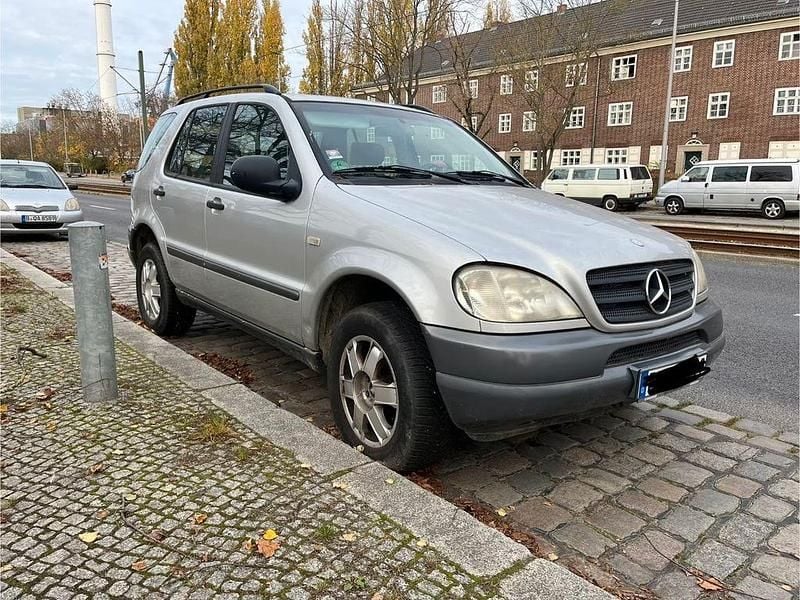 Silber Gebraucht 1999 Mercedes ML230 SUV | 1.900 € (Superpreis) - Bild 1/4
