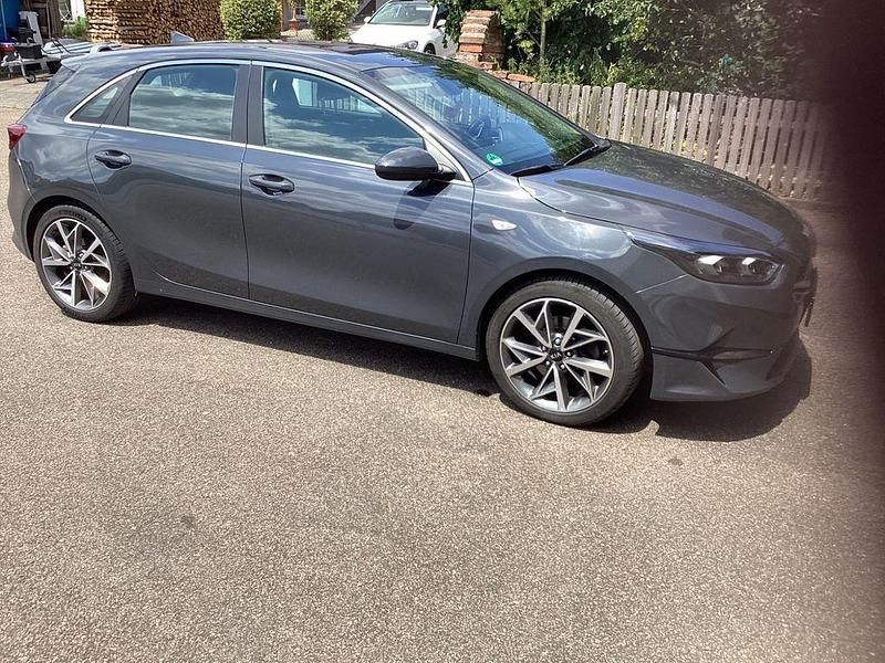 Gebraucht Kia Ceed Vision 116 PS (85 kW) 2021 Grau Kleinwagen