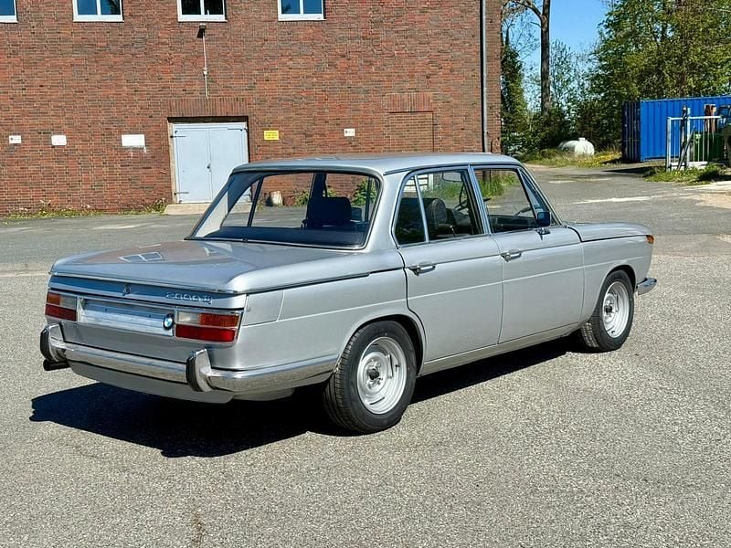 Second-hand BMW 2000 130 CP (95 kW) 1971 Argintiu Berlinǎ