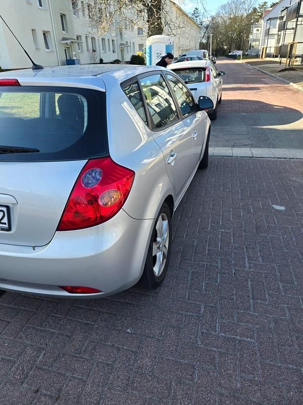 Używany Kia Ceed 109 KM (80 kW) 2008 Szary Hatchback