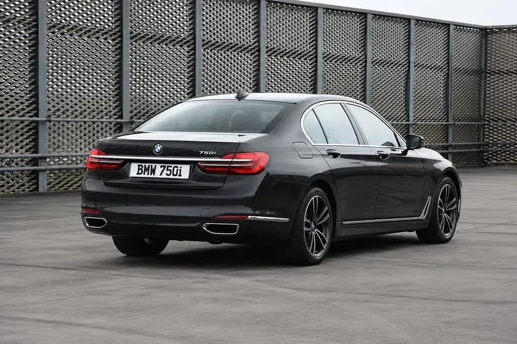 Gebraucht BMW 750 449 PS (330 kW) 2016 Schwarz Limousine