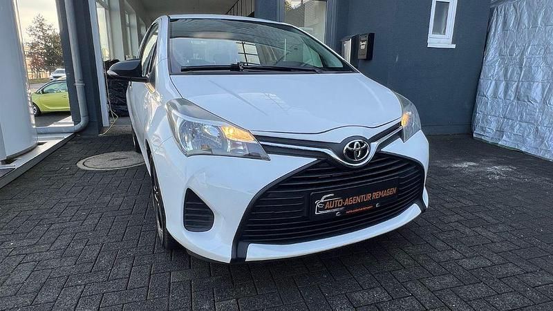 Weiß Gebraucht 2015 Toyota Yaris Cool Kleinwagen | 5.490 € (Fairer Preis) - Bild 1/4