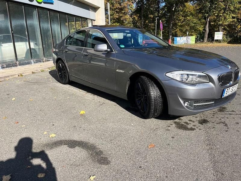 Grau Gebraucht 2010 BMW 523 Sport Line Limousine | 8.999 € (Guter Preis) - Bild 1/4