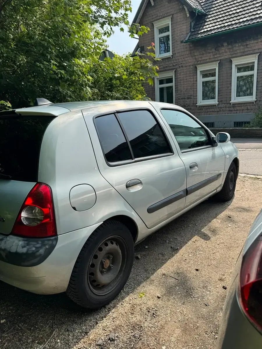 Używany Renault Clio II Authentique 75 KM (55 kW) 2003 Srebrny Hatchback