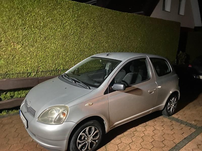 Gold Gebraucht 2002 Toyota Yaris Kleinwagen | 1.100 € (Fairer Preis) - Bild 1/4