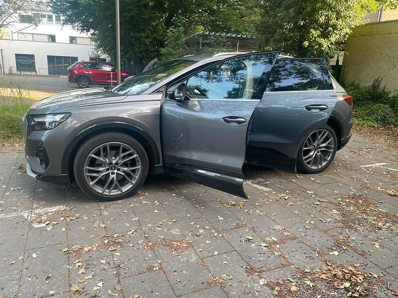 Grau Gebraucht 2022 Audi Q4 e-tron SUV | 28.900 € (Etwas zu teuer) - Bild 1/4