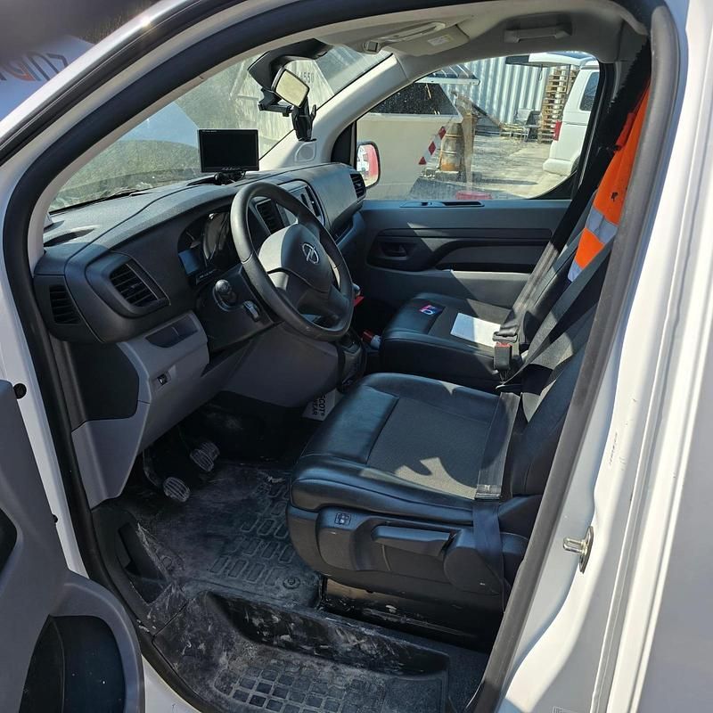 Gebraucht Opel Vivaro Basis 122 PS (89 kW) 2021 Weiß Van / Kleinbus