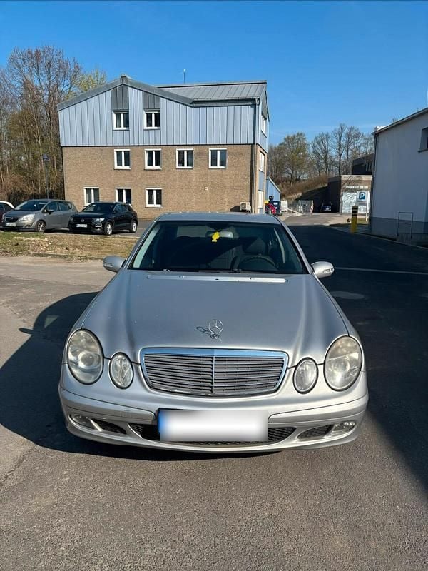 Gebraucht Mercedes E220 150 PS (110 kW) 2003 Silber Limousine