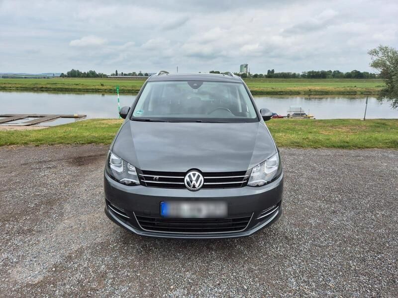Grau Gebraucht 2017 VW Sharan Highline Van / Kleinbus | 25.100 € (Fairer Preis) - Bild 1/4
