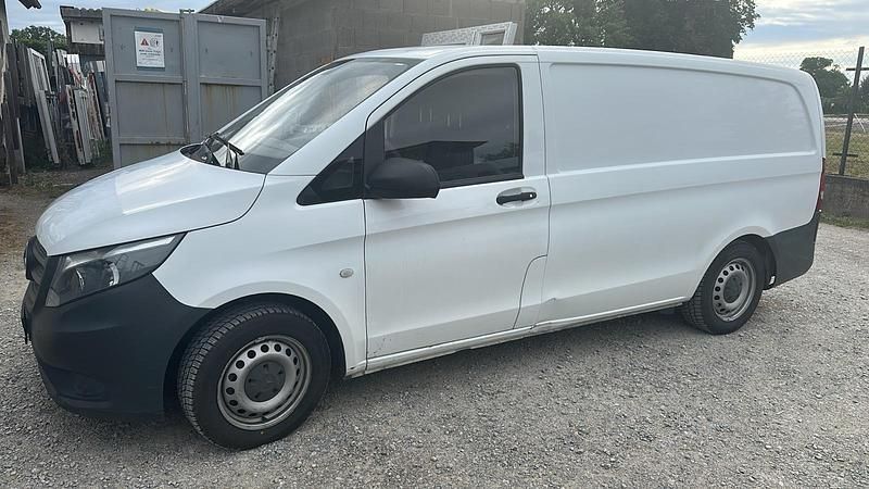 Weiß Gebraucht 2015 Mercedes Vito Van / Kleinbus | 8.999 € - Bild 1/4