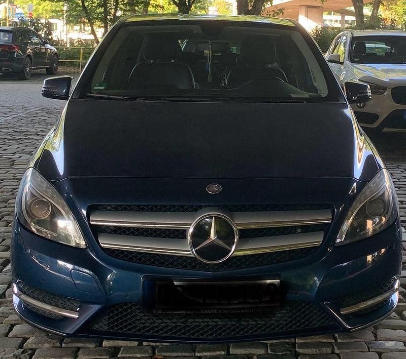 Blau Gebraucht 2012 Mercedes B180 Van / Kleinbus | 9.600 € (Fairer Preis) - Bild 1/4