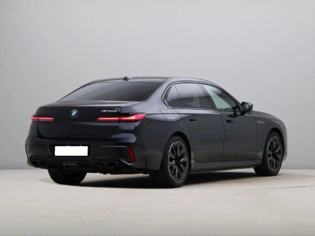 Gebraucht BMW M760e 571 PS (419 kW) 2024 Schwarz Limousine