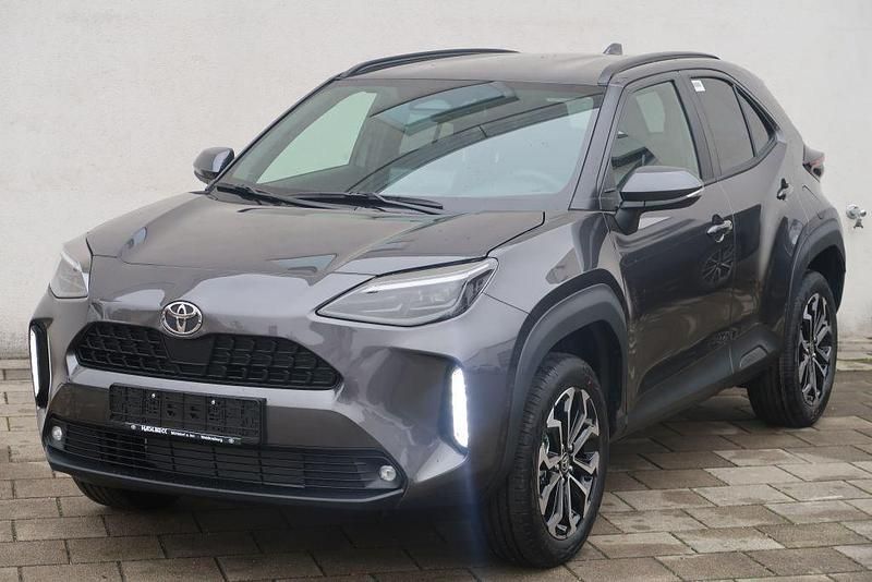 Grau Gebraucht 2024 Toyota Yaris Cross Team SUV | 25.880 € (Superpreis) - Bild 1/4