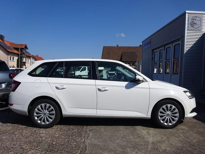 Gebraucht Skoda Fabia Active 95 PS (69 kW) 2022 Bila candy/candyweiss Kleinwagen