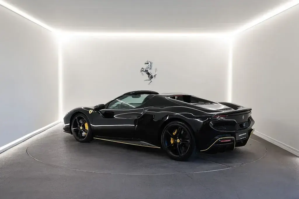 Gebraucht Ferrari 296 829 PS (609 kW) 2024 Schwarz Cabrio