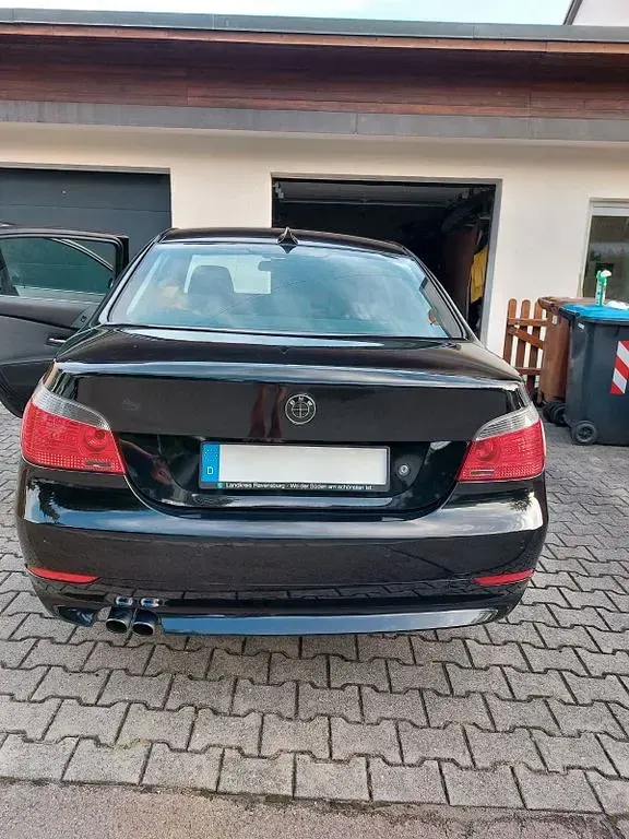 Gebraucht BMW 523 177 PS (130 kW) 2005 Schwarz Limousine