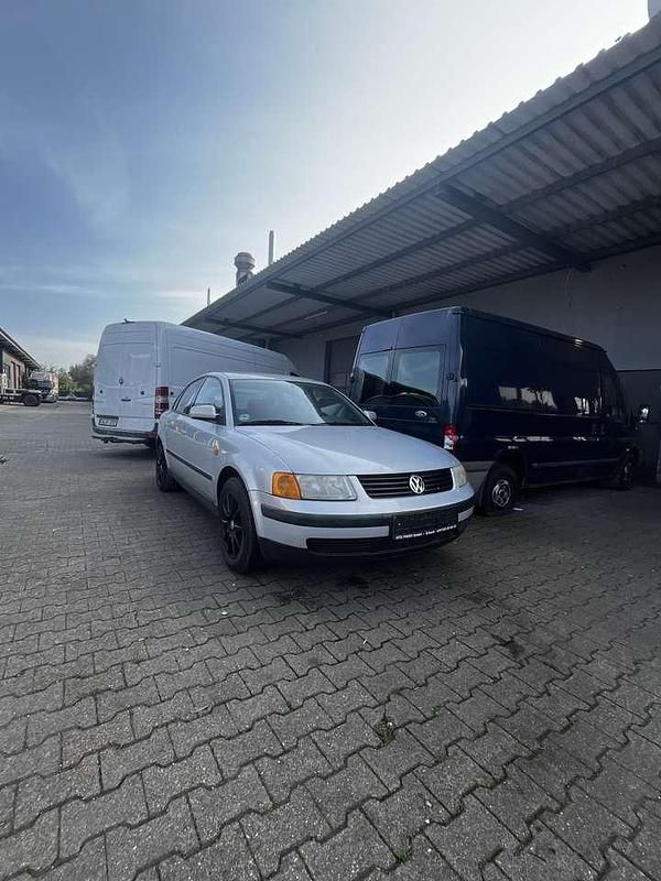 Grau Gebraucht 1997 VW Passat Comfortline Limousine | 1.000 € (Guter Preis) - Bild 1/4