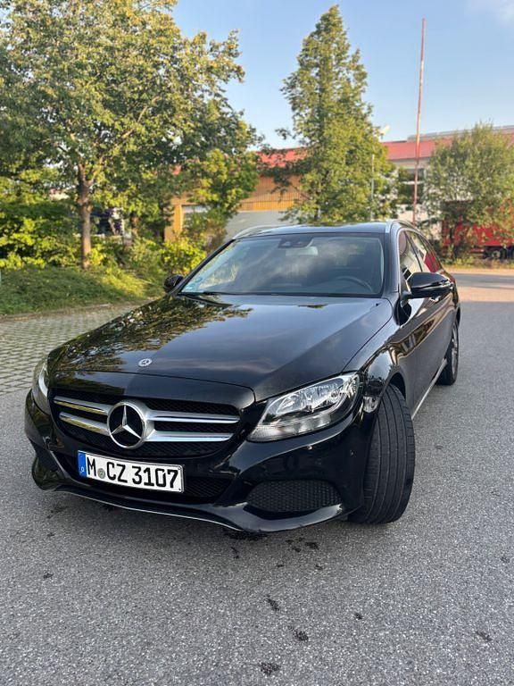 Schwarz Gebraucht 2017 Mercedes C220 Limousine | 18.300 € (Fairer Preis) - Bild 1/4