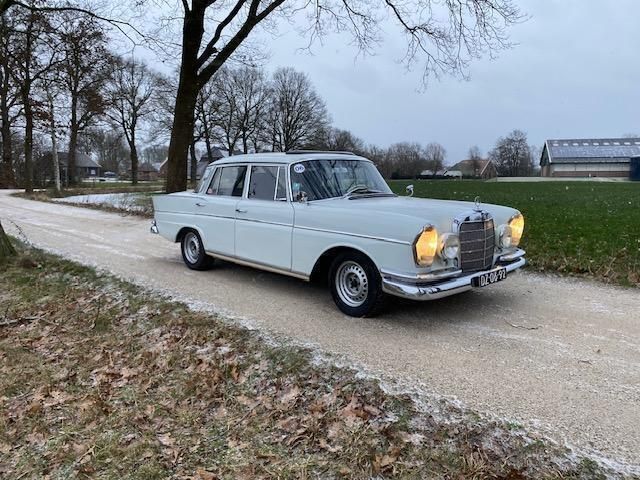 Weiß Gebraucht 1962 Mercedes W112 Limousine | 29.500 € - Bild 1/4