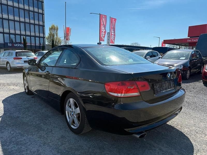 Gebraucht BMW 320 177 PS (130 kW) 2009 Schwarz Coupé