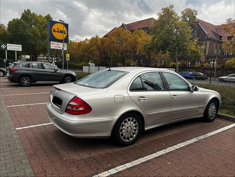 Silber Gebraucht 2005 Mercedes E240 Limousine | 6.590 € (Fairer Preis) - Bild 1/4