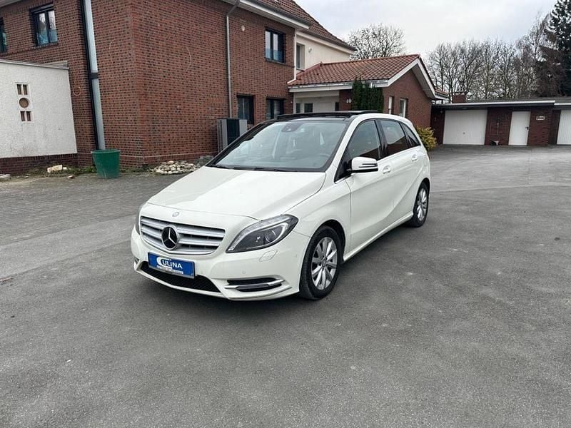 Weiß Gebraucht 2013 Mercedes B200 Van / Kleinbus | 8.200 € (Guter Preis) - Bild 1/4