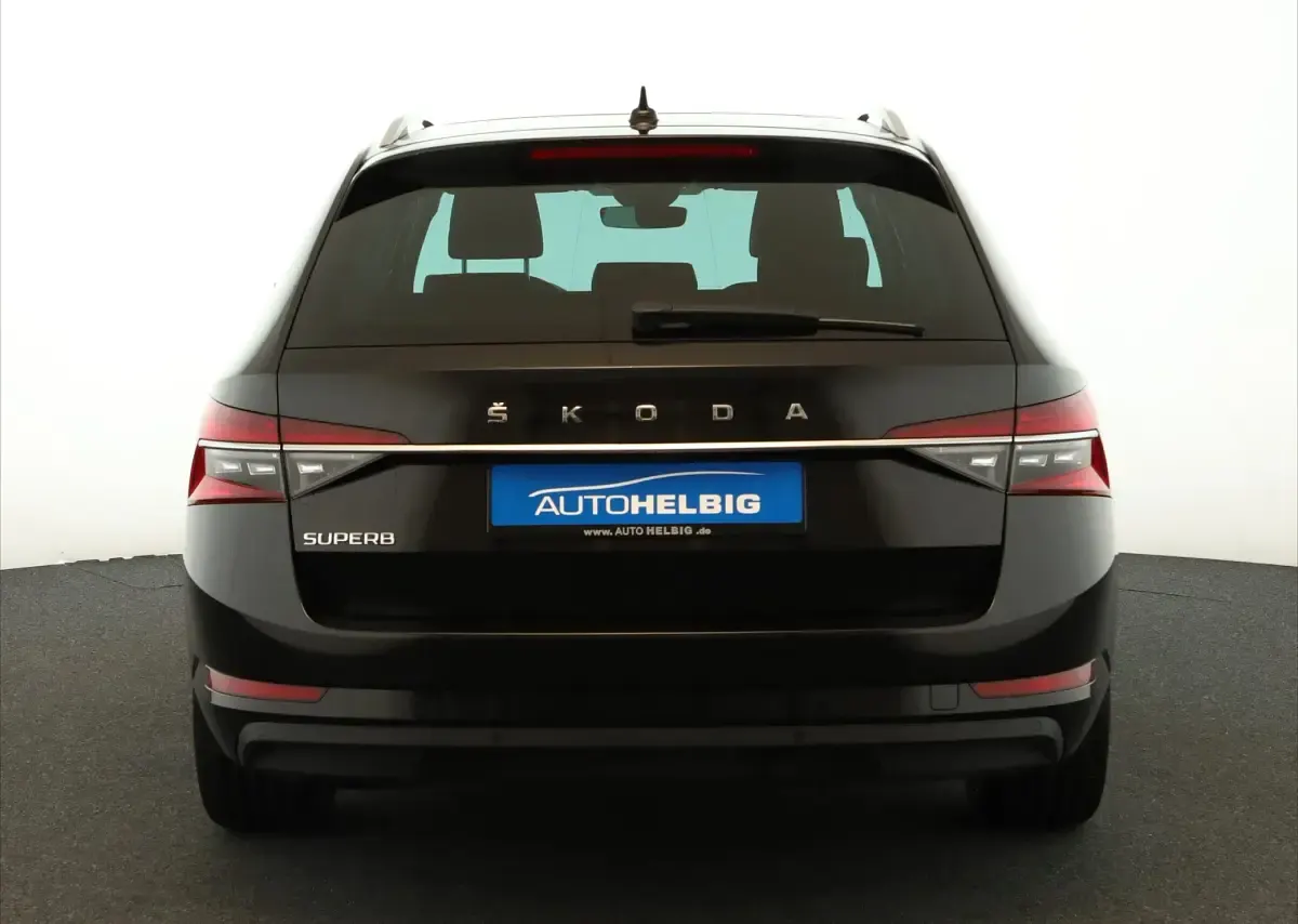 Gebraucht Skoda Superb Style 150 PS (110 kW) 2023 Black magic perleffekt Kombi