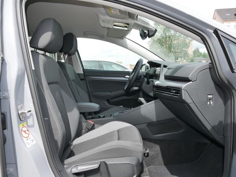 Gebraucht VW Golf VIII Active 131 PS (96 kW) 2023 Mondsteingrau Limousine