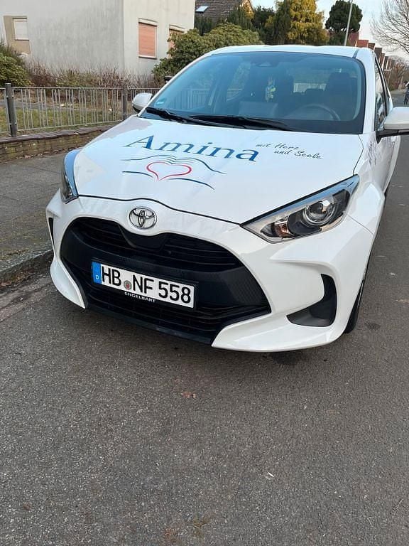 Weiß Gebraucht 2023 Toyota Yaris Limousine | 14.100 € (Fairer Preis) - Bild 1/4