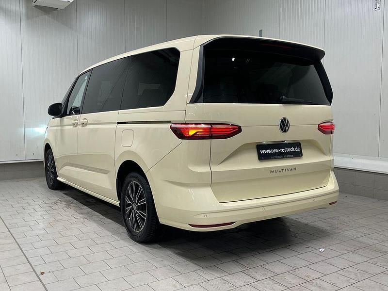 Gebraucht VW Multivan Life 150 PS (110 kW) 2024 Beige Van