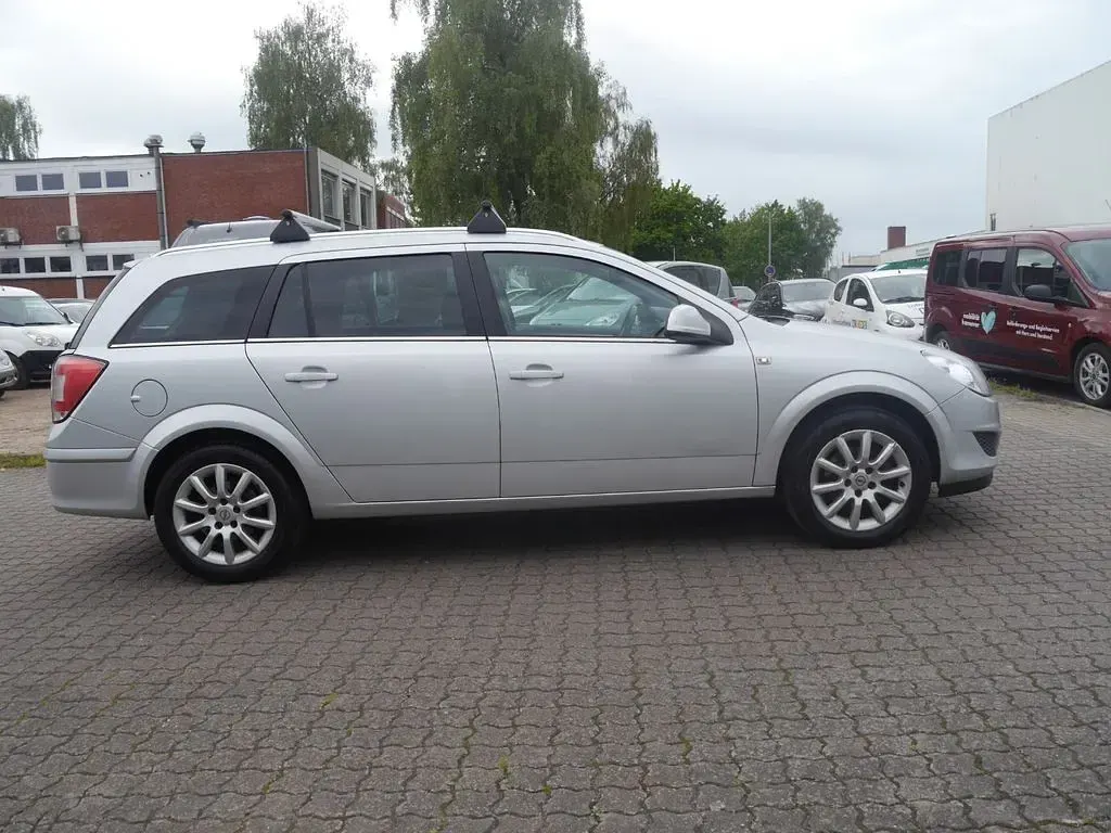 Gebraucht Opel Astra 116 PS (85 kW) 2010 Silber Limousine