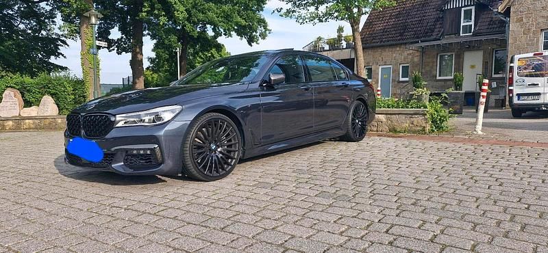 Grau Gebraucht 2016 BMW 750L M Sport Limousine | 29.900 € (Fairer Preis) - Bild 1/4