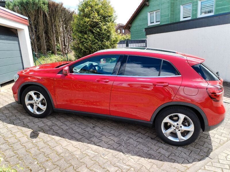 Rot Gebraucht 2019 Mercedes GLA180 Urban SUV | 19.990 € (Guter Preis) - Bild 1/4