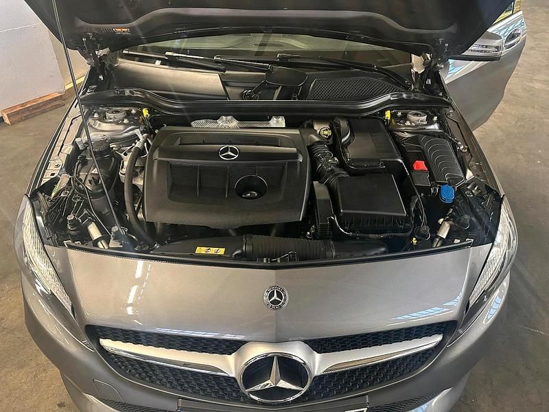 Gebraucht Mercedes A180 Urban 109 PS (80 kW) 2017 Grau Limousine