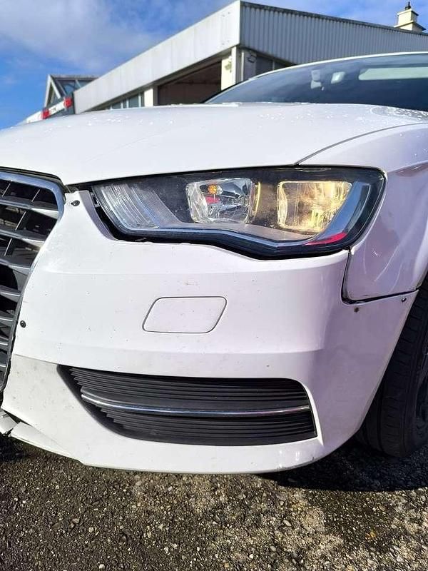 Gebraucht Audi A3 Attraction 110 PS (80 kW) 2015 Ibisweiß Kleinwagen