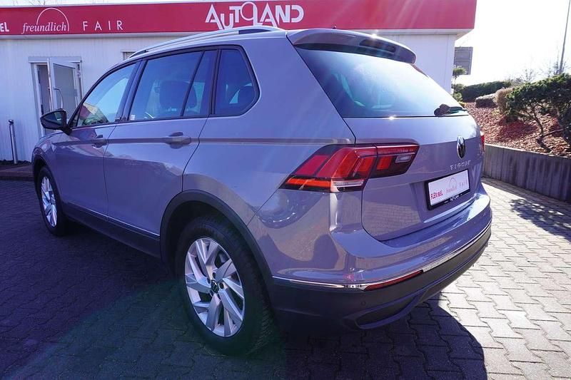 Gebraucht VW Tiguan Active 131 PS (96 kW) 2022 Mondsteingrau SUV