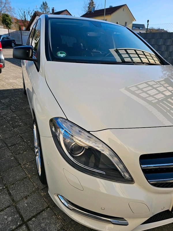 Gebraucht Mercedes B200 156 PS (114 kW) 2014 Weiß Van / Kleinbus