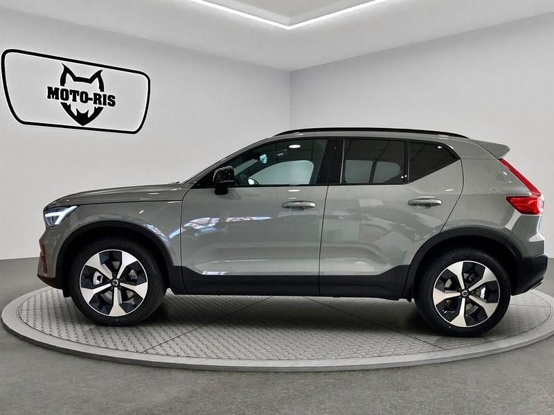 Neu Volvo XC40 Plus 163 PS (119 kW) 2026 Grau SUV