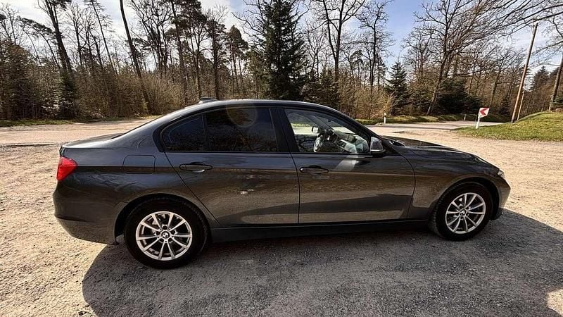 Gebraucht BMW 318 143 PS (105 kW) 2013 Grau Limousine