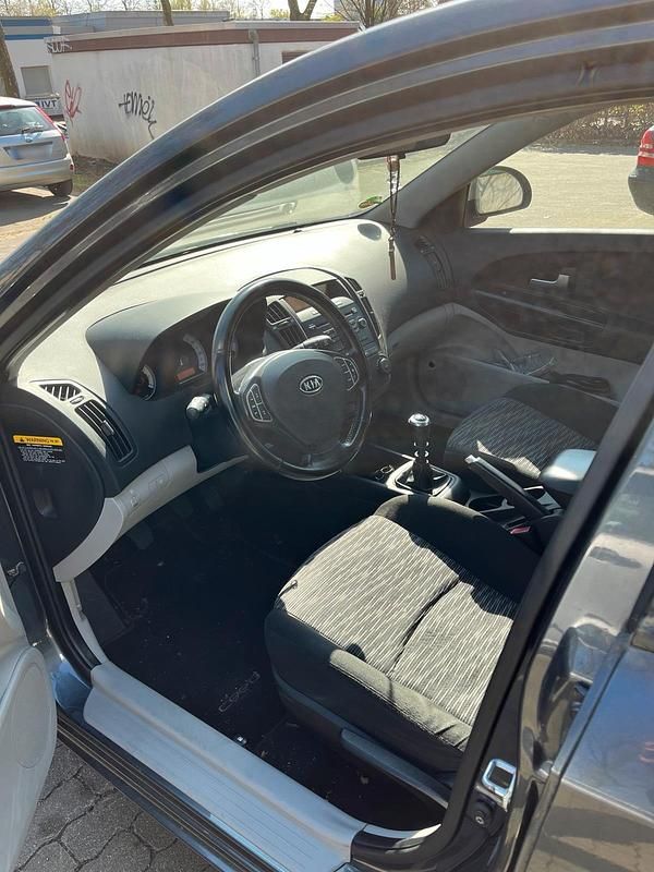 Gebraucht Kia Ceed 109 PS (80 kW) 2007 Grau Kleinwagen