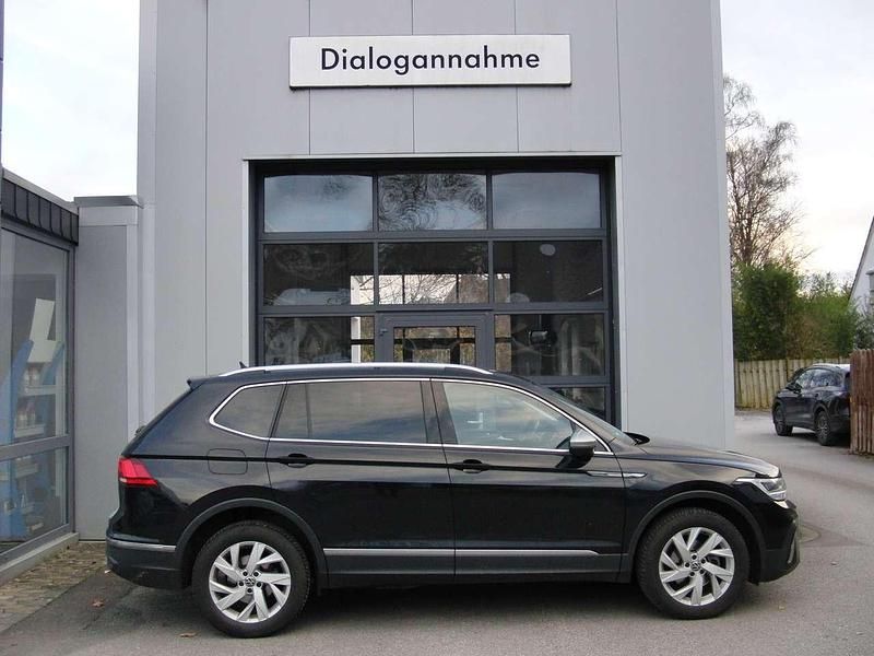 Deep black pearlescent Gebraucht 2022 VW Tiguan Allspace Life SUV | 27.530 € (Fairer Preis) - Bild 1/4