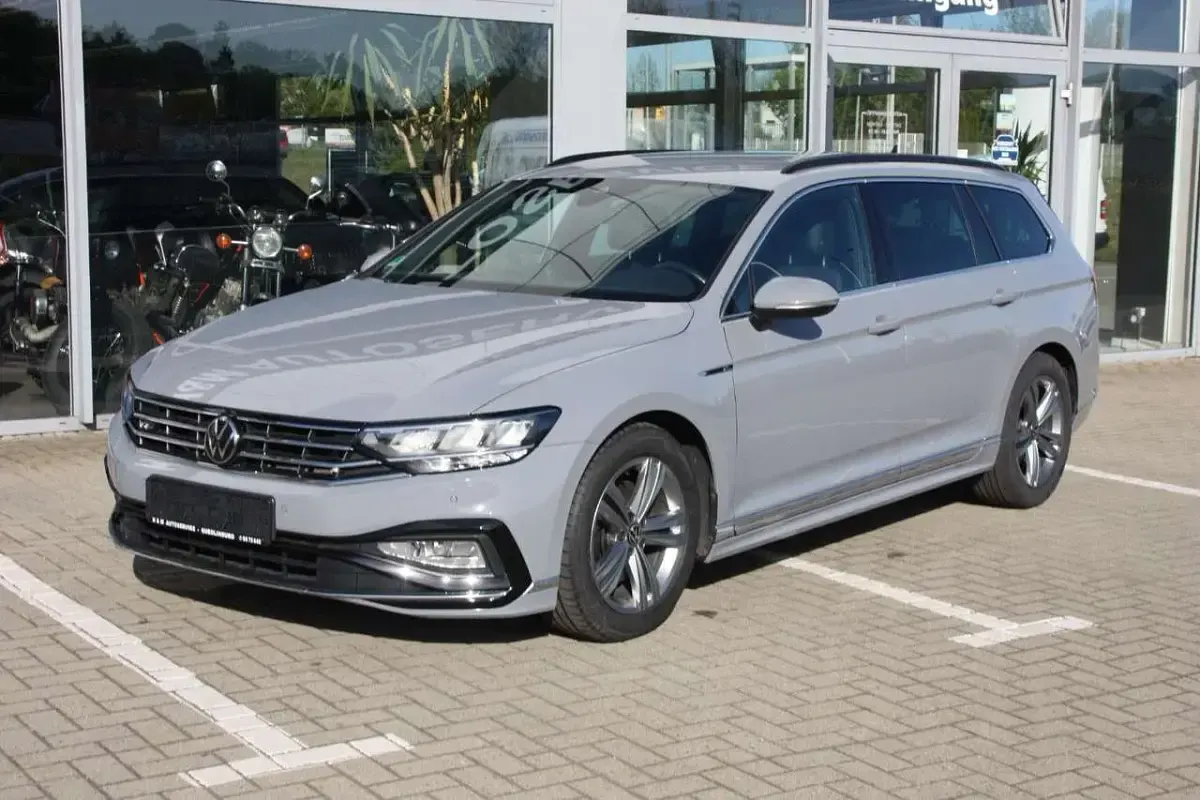 Gebraucht VW Passat R-line 150 PS (110 kW) 2022 Grau Kombi