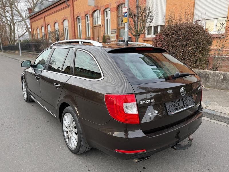 Gebraucht Skoda Superb Exclusive 170 PS (125 kW) 2014 Braun Kombi