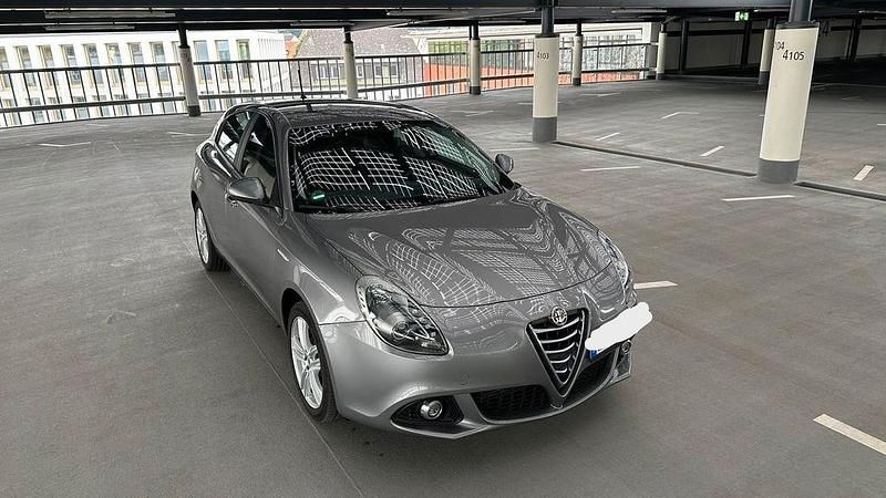 Silber Gebraucht 2015 Alfa Romeo Giulietta Kleinwagen | 5.499 € (Fairer Preis) - Bild 1/4