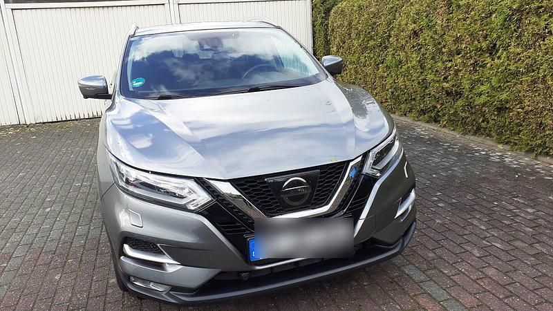 Grau Gebraucht 2018 Nissan Qashqai N-Connecta SUV | 10.200 € (Guter Preis) - Bild 1/4