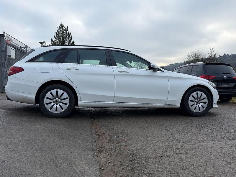 Gebraucht Mercedes C220 194 PS (142 kW) 2019 Weiß Kombi