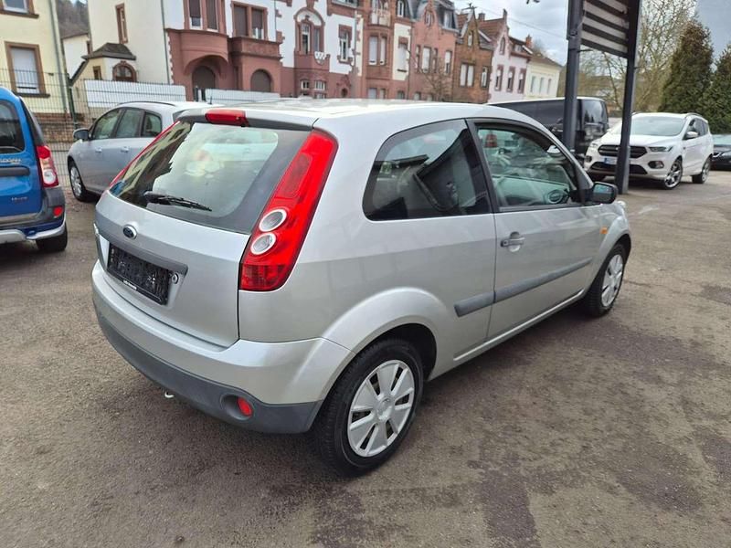 Gebraucht Ford Fiesta Basis 69 PS (50 kW) 2007 Polarsilber metallic Kleinwagen